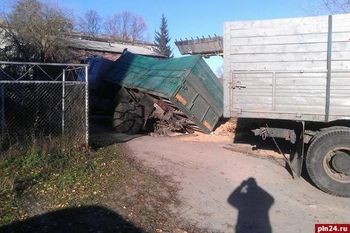 В Невеле грузовик провалился под землю (фото)