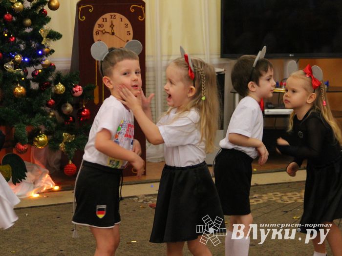 В Великие Луки пришла пора новогодних утренников (ФОТО)