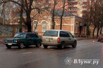 В Великих Луках столкнулись Крайслер и ВАЗ (фото)