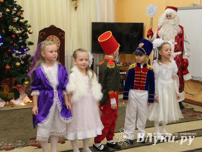 В Великие Луки пришла пора новогодних утренников (ФОТО)