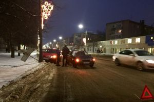 В Великих Луках столкнулись две легковушки и дорожный знак (ФОТО)