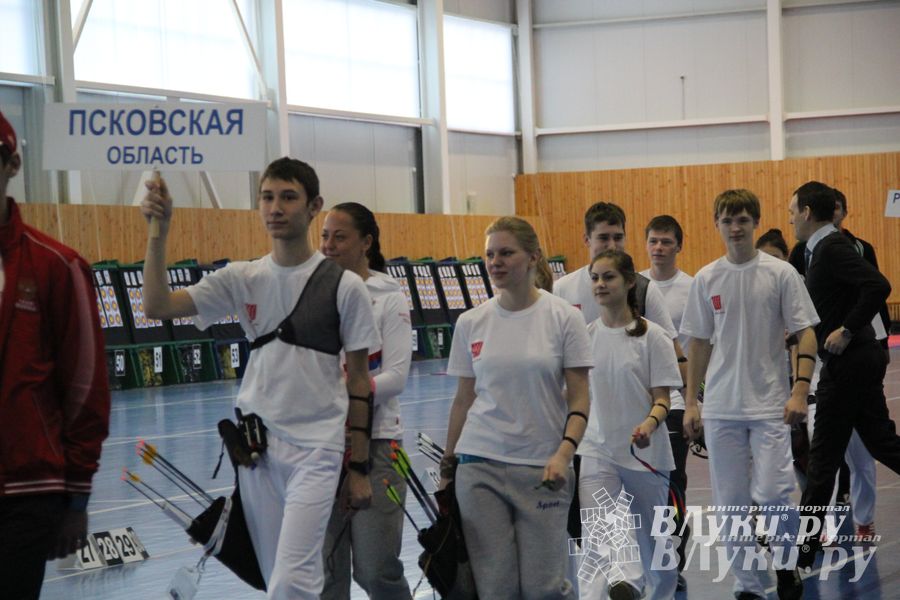 В Великих Луках состоялось открытие Чемпионата России по стрельбе из блочного и классического лука (фото)