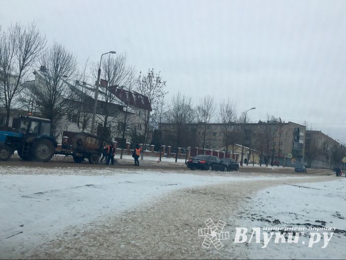 В Великих Луках производится ямочный ремонт (ФОТО)