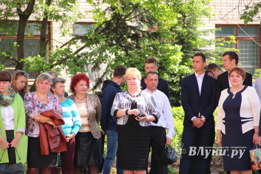 В Великих Луках прозвенели «последние» звонки (ФОТО)