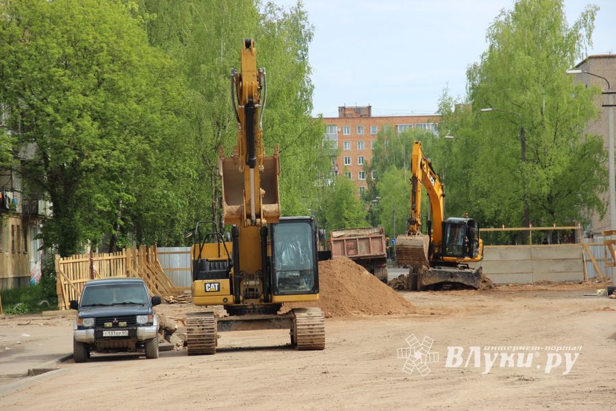 На площади Калинина убирают лишние деревья (ФОТО)