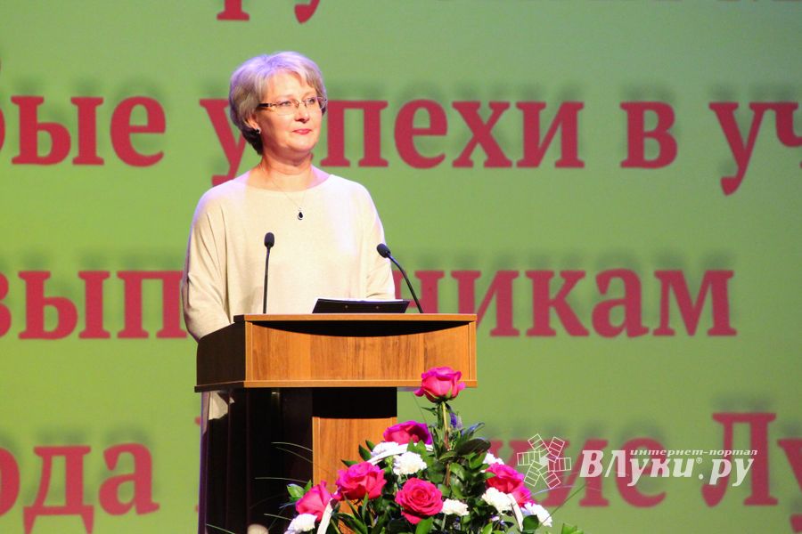 Великолукским выпускникам вручили медали «За особые успехи в учении» (ФОТО)