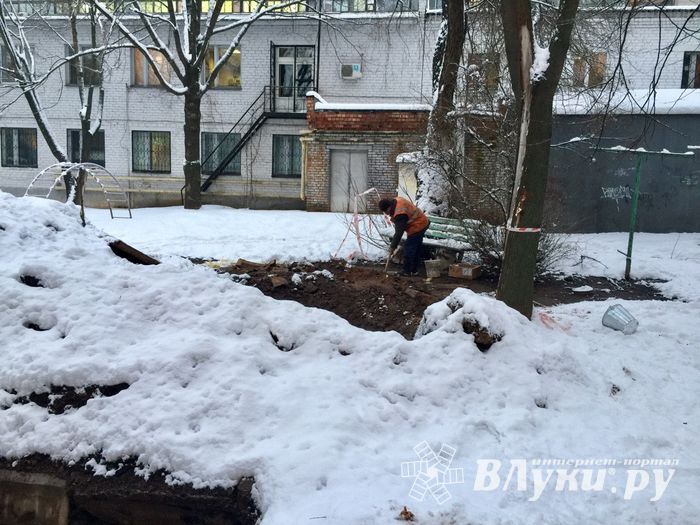 Улицу Зверева в Великих Луках заблокировал автокран (ФОТО)