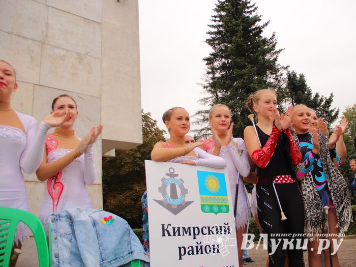 В Великих Луках проходит Международный фестиваль-конкурс среди мажореток и барабанщиц (ФОТО)