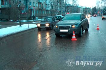 В Великих Луках Ауди сбил пешехода (фото)