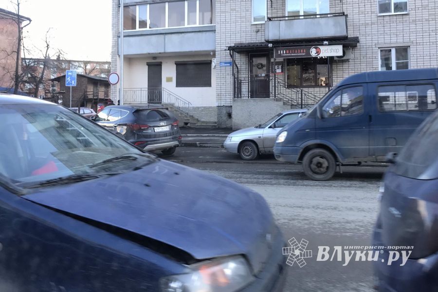 В Великих Луках произошло ДТП (ФОТО)