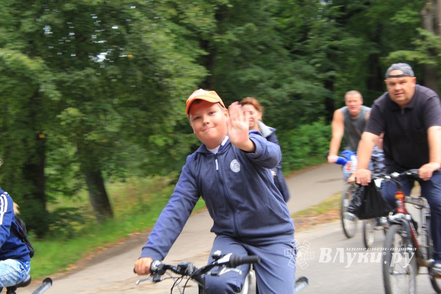 В Великих Луках прошёл Велопарад (ФОТО)