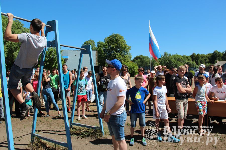В Великих Луках состояли соревнования по подтягиванию на турнике (фото)