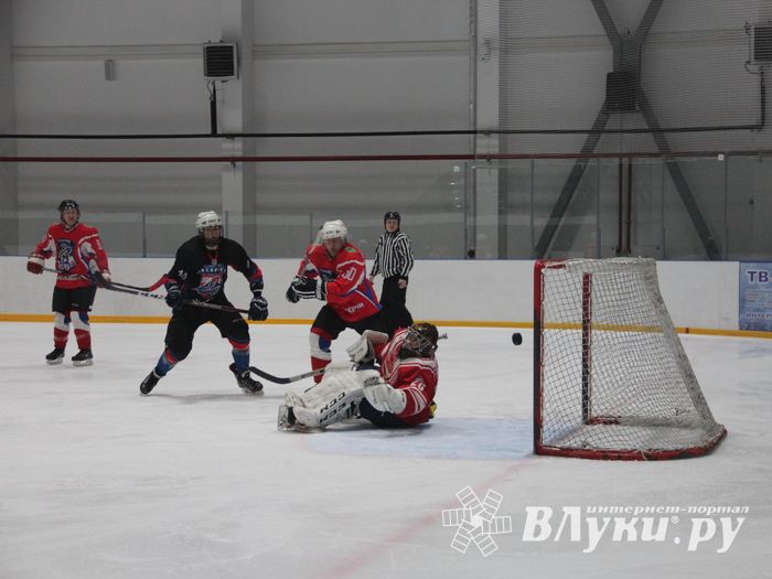 Памятный турнир по хоккею прошел в великолукском «Айсберге» (ФОТО)