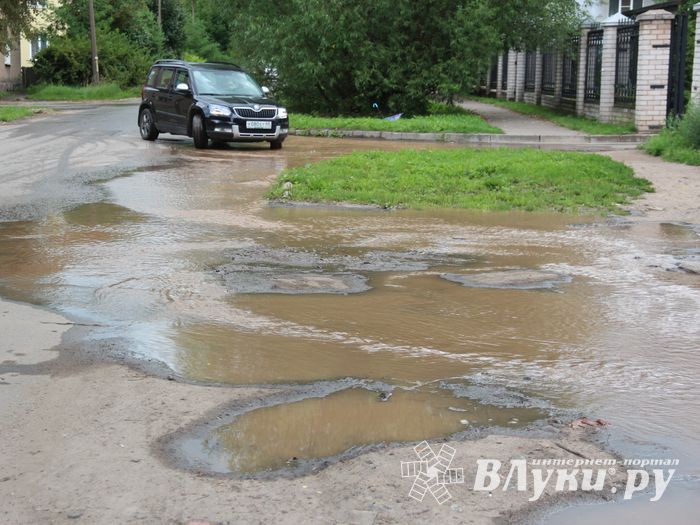 Серьёзная авария на водопроводе в Великих Луках (ФОТО; ВИДЕО)