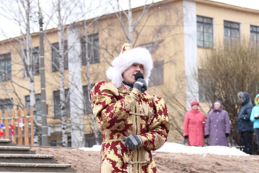 В Великих Луках сожгли Масленицу (фото)