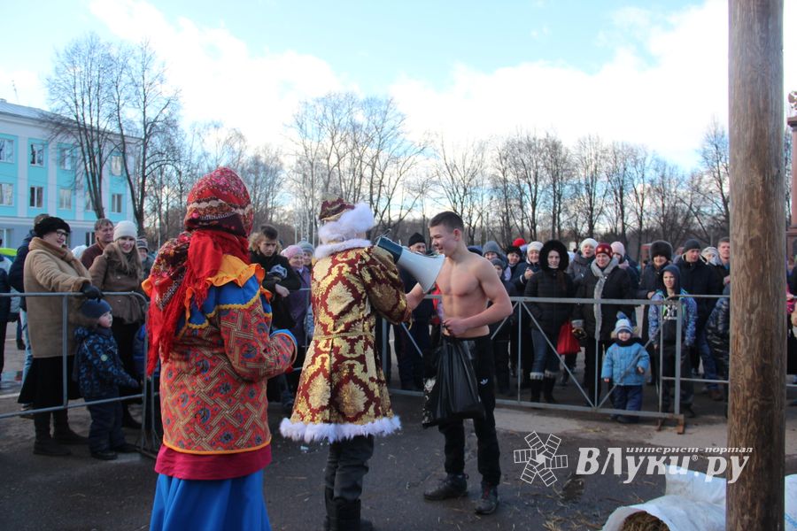 В Великих Луках широко отметили Масленицу (ФОТО)