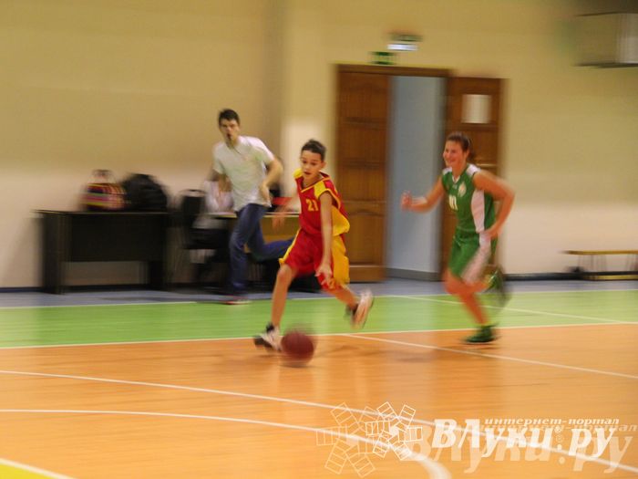 Интересный баскетбольный матч прошел в Великих Луках (фото)