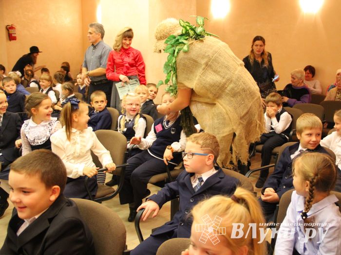 Зачем самых младших учеников 13-й школы испачкали мелом (ФОТО)