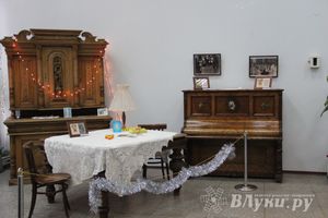 В Великих Луках открылась выставка «Новый год из детства» (фото)