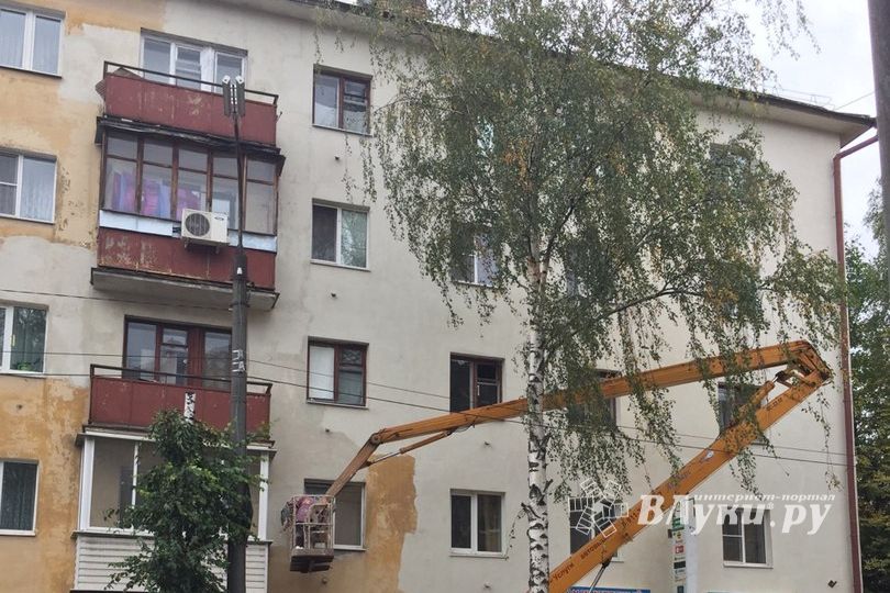 Из-за ремонта фасадов в Великих Луках перекрыли тротуары (ФОТО)