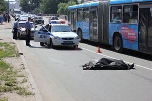 Автобус сбил насмерть пожилую женщину в Пскове (фото)