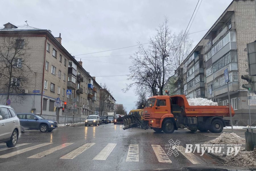 Великие Луки очищают от снега и сосулек (ФОТО)