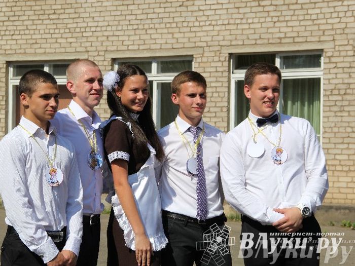 В Великих Луках прозвенели «Последние звонки»