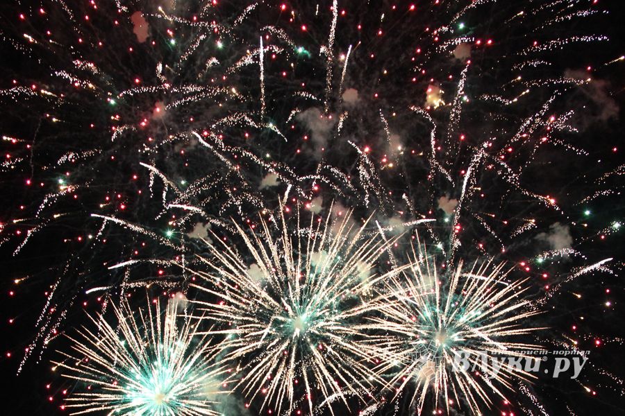 Праздничный салют в честь Дня города