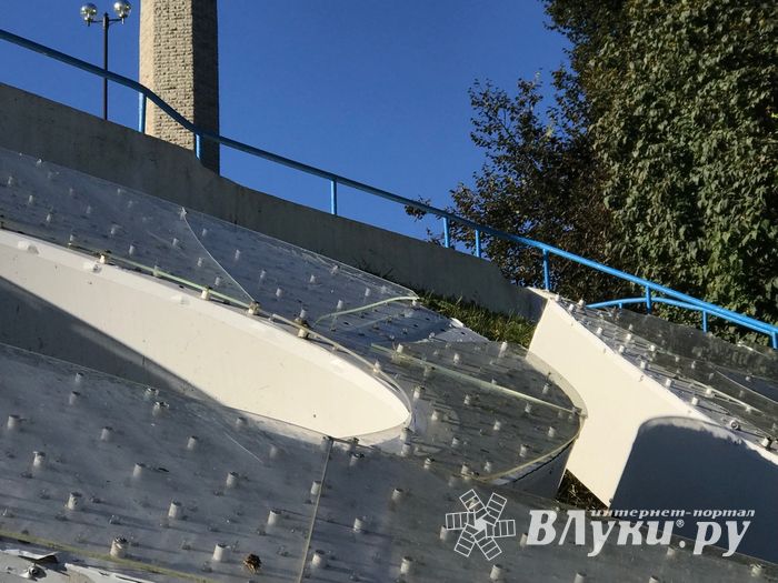 В Великих Луках опять разбили памятный знак (ФОТО)