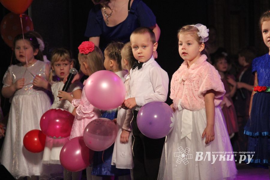 Юные артисты ГДК им. Ленина поздравили мам с праздником (ФОТО)