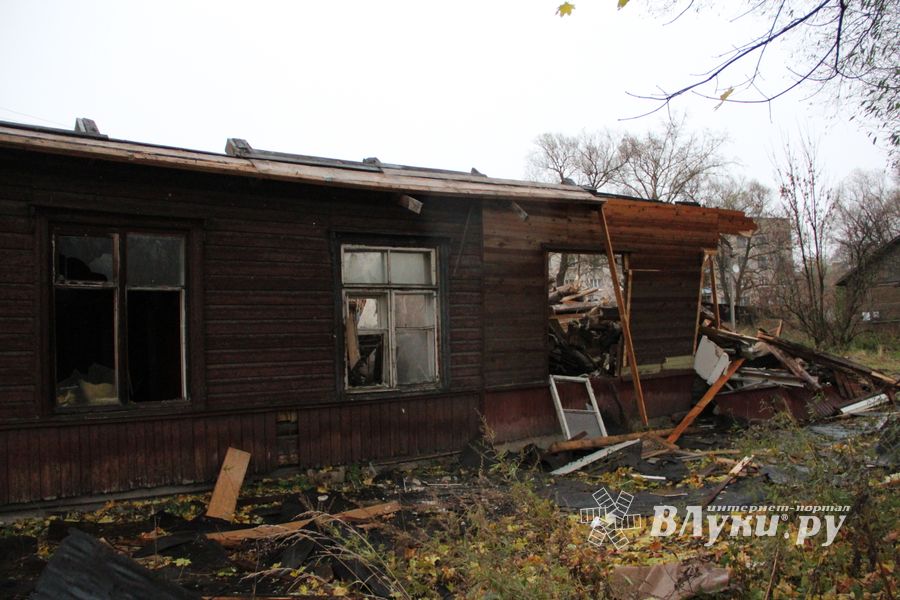 В Великих Луках сносят барак (ФОТО)