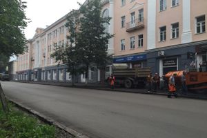 На ул. Некрасова в Великих Луках появился новый асфальт, на здании городской администрации — штукатурка (ФОТО)