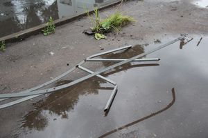 В Великих Луках автомобиль протаранил ограждение и «припарковался» на остановке (ФОТО)