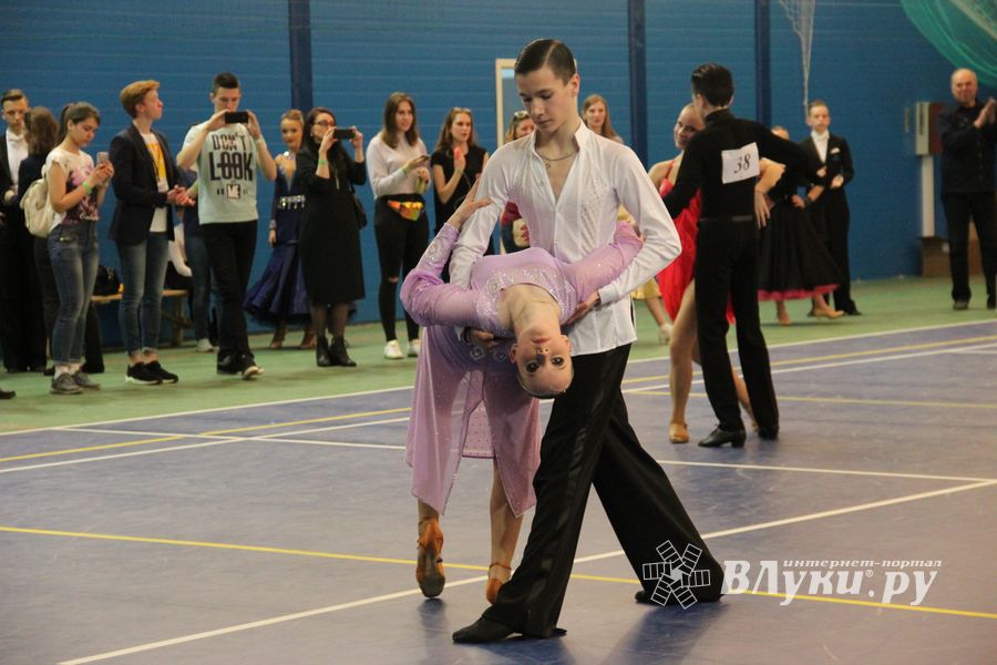 В Великих Луках прошел турнир по спортивным бальным танцам (ФОТО)