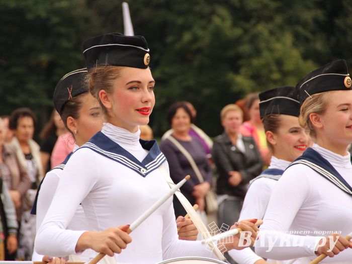 В Великих Луках проходит Международный фестиваль-конкурс среди мажореток и барабанщиц (ФОТО)