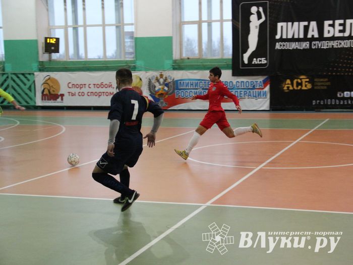 В Великих Луках продолжается Первенство города по мини-футболу (фото)