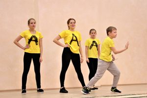 В Великих Луках ученики школы №13 поздравили своих педагогов (ФОТО)