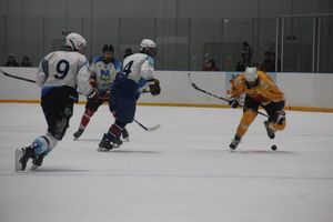 Две великолукские команды хоккеистов одержали победы в домашних матчах (ФОТО)