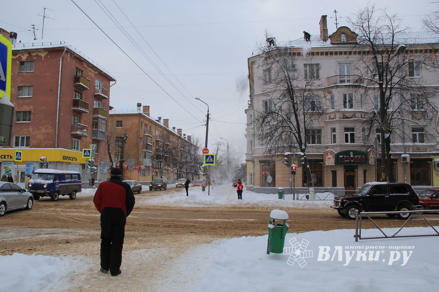 В Великих Луках  уборка снега на высоте...