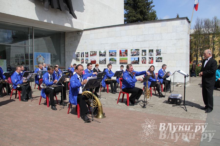 Парад Победы в Великих Луках (фото)