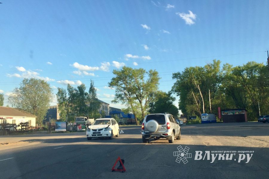 ДТП на Октябрьском в Великих Луках (ФОТО)