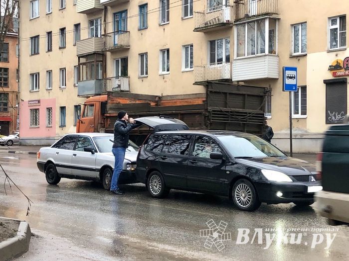 Сразу две аварии затрудняют движение транспорта в Великих Луках (ФОТО)