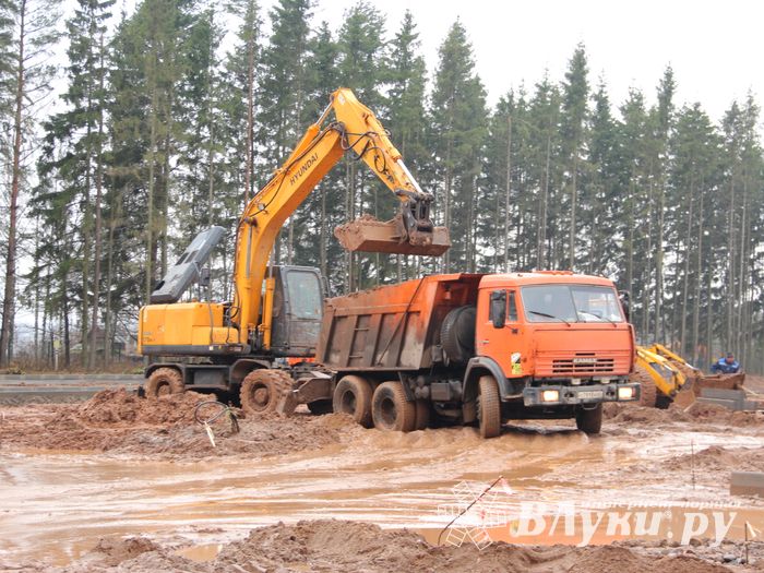 В медленном строительстве великолукского велоцентра виноват дождь (ФОТО)