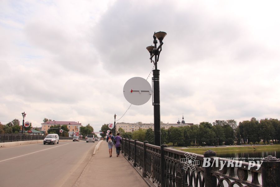 Фотофакт: в Великих Луках разломали ладью