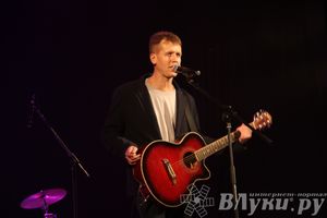 В Великих Луках прошел фестиваль живой музыки «Ставим на аватарках небо» (фото)