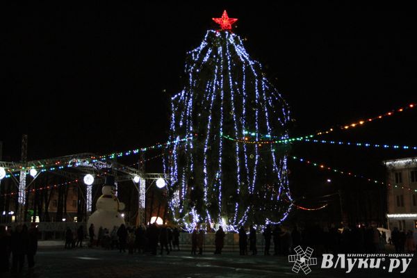 В Великих Луках зажглась главная новогодняя ёлка (ФОТО)