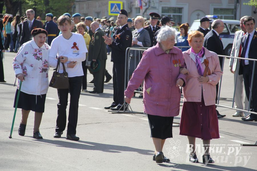 Парад Победы в Великих Луках (фото)