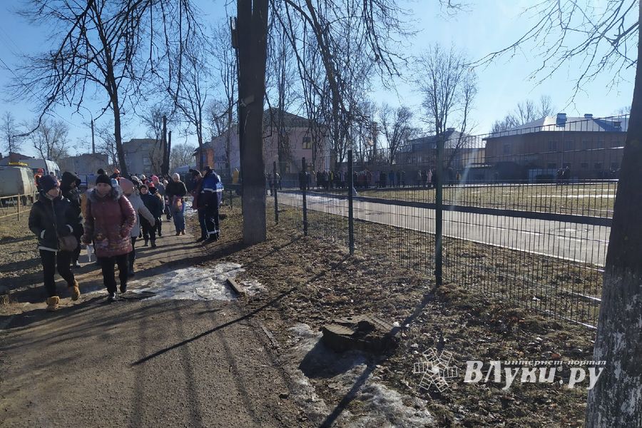 Учеников школы №6 в Великих Луках эвакуировали (ФОТО)