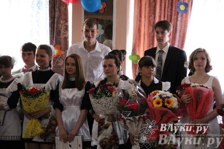 В Великих Луках прозвенели «Последние звонки»