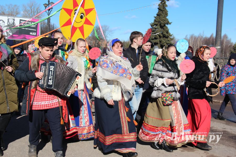 В Великих Луках широко отметили Масленицу (ФОТО)
